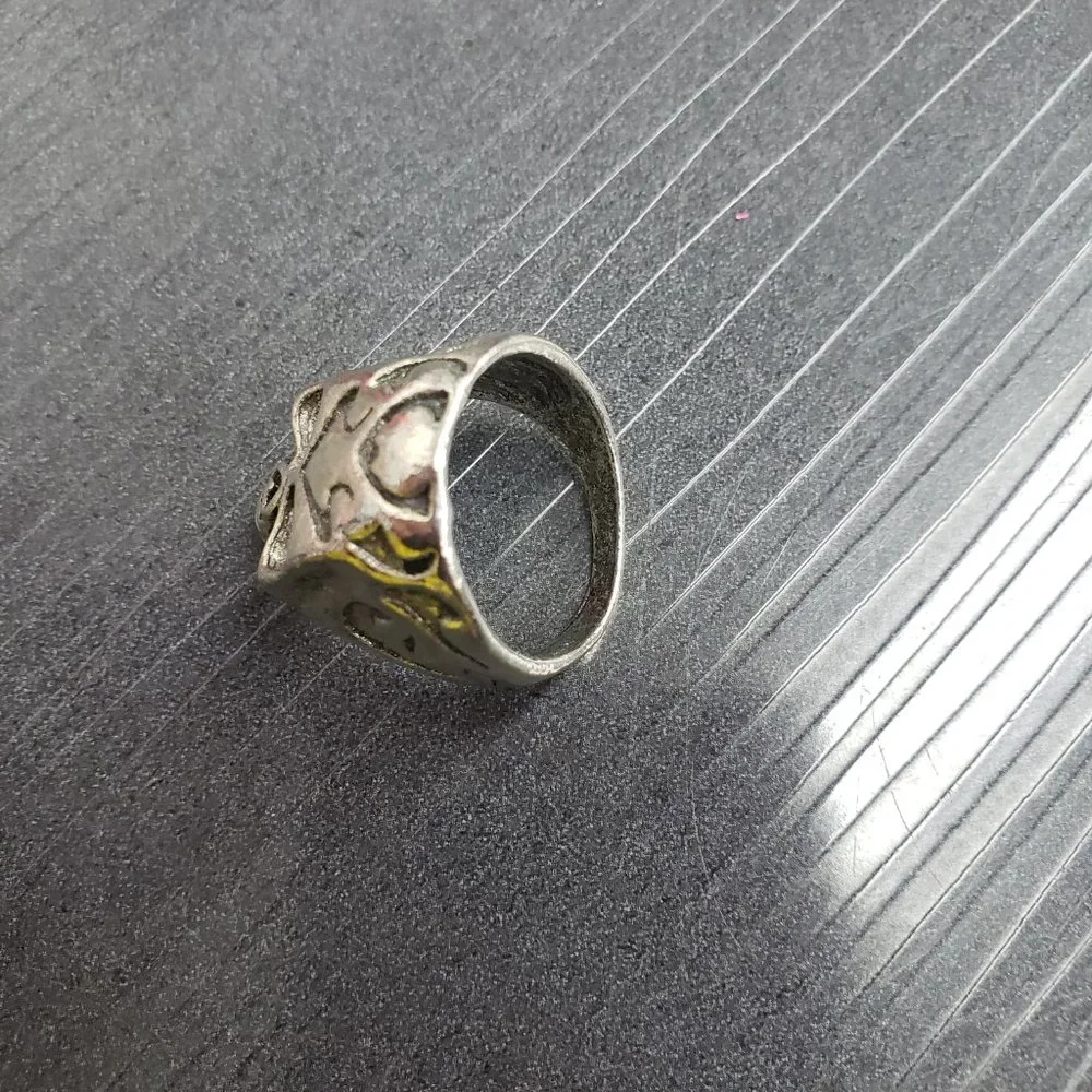 Men's size 8.5* Silver-tone Skull Ring Fashion Jewelry